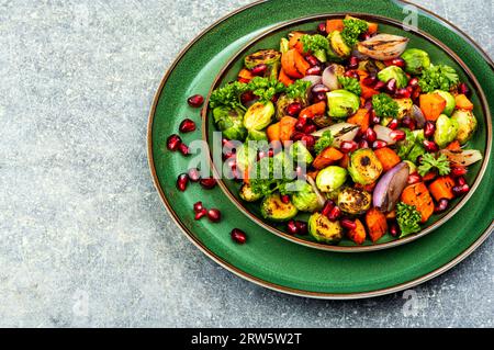 Heller diätetischer Gemüsesalat aus Kohl, Kräutern und Physalis. Hausgemachte Speisen. Stockfoto