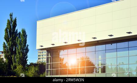 Minimalistisches Foto von einem Äußeren eines modernen Blechgebäudes mit großen Glasvitrinen. Stockfoto