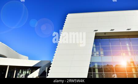 Minimalistisches Foto von einem Äußeren eines modernen Blechgebäudes mit großen Glasvitrinen. Stockfoto