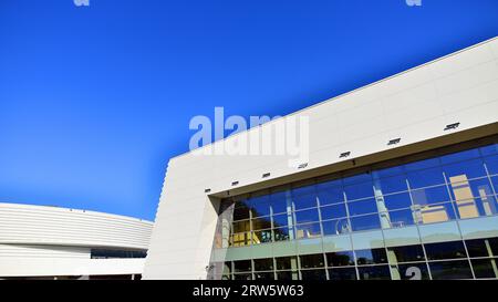 Minimalistisches Foto von einem Äußeren eines modernen Blechgebäudes mit großen Glasvitrinen. Stockfoto