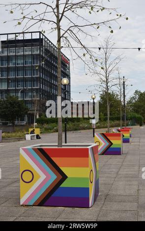 Bunte Pflanzgefäße am Bahnhof Milton Keynes. Stockfoto