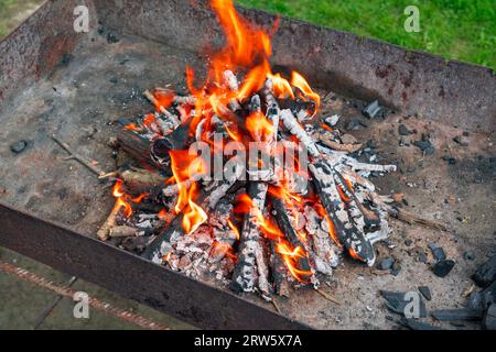 Brennende Kohlen im Grill Stockfoto