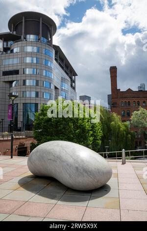 Der „Ishinki Touchstone“ auf dem Barbirolli Square in Manchester, Nordwestengland. Stockfoto