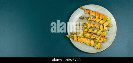 Grüner Spargel grissini in Teig gebacken mit Pesto-Sauce. Leerzeichen kopieren. Banner. Stockfoto