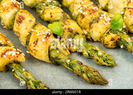 Appetitlicher grüner Spargel grissini in Teig gebacken mit Pesto-Sauce. Stockfoto