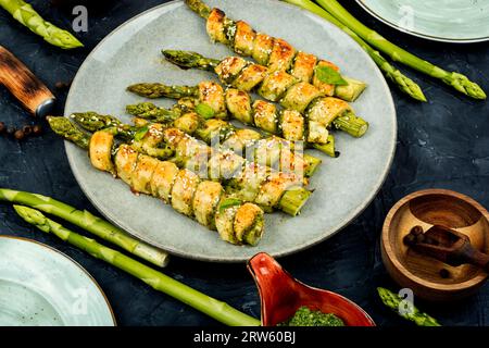 Vegetarischer grüner Spargel in Blätterteig mit Pesto-Sauce gebacken.gesunde Ernährung. Stockfoto