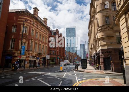 Die belebte Hauptstraße von Deansgate in Manchester, England. Beetham Tower in der Ferne. Stockfoto