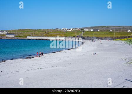 Fabelhafter, sicherer, sauberer Kilmurvey Strand mit einer blauen Flagge der Inis Mor, Co, Galway, Inishmore, Aran Island, Irland Stockfoto