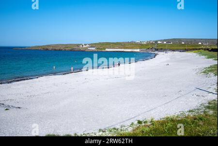 Fabelhafter, sicherer, sauberer Kilmurvey Strand mit einer blauen Flagge der Inis Mor, Co, Galway, Inishmore, Aran Island, Irland Stockfoto