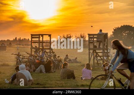 Tempelhofer Feld, Menschen bei Freizeitaktivitäten auf der Startbahn und Landebahn auf dem ehemaligen Flughafen Berlin-Tempelhof, Sonnenuntergang, Ho Stockfoto