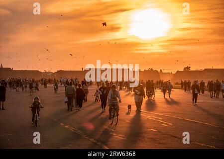 Tempelhofer Feld, Menschen bei Freizeitaktivitäten auf der Startbahn und Landebahn auf dem ehemaligen Flughafen Berlin-Tempelhof, Sonnenuntergang, BE Stockfoto