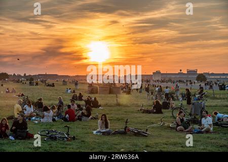 Tempelhofer Feld, Menschen bei Freizeitaktivitäten auf der Startbahn und Landebahn auf dem ehemaligen Flughafen Berlin-Tempelhof, Sonnenuntergang, BE Stockfoto