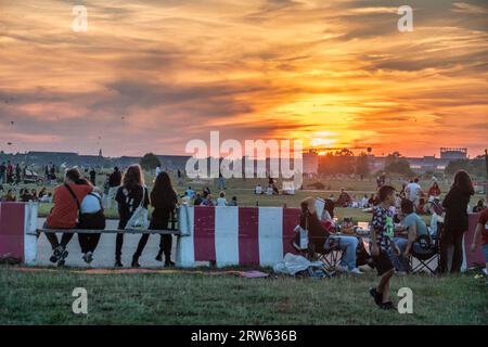 Tempelhofer Feld, Menschen bei Freizeitaktivitäten auf der Startbahn und Landebahn auf dem ehemaligen Flughafen Berlin-Tempelhof, Sonnenuntergang, BE Stockfoto