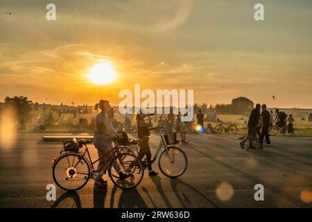 Tempelhofer Feld, Menschen bei Freizeitaktivitäten auf der Startbahn und Landebahn auf dem ehemaligen Flughafen Berlin-Tempelhof, Sonnenuntergang, BE Stockfoto