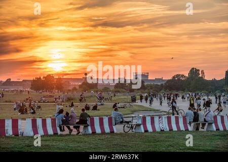 Tempelhofer Feld, Menschen bei Freizeitaktivitäten auf der Startbahn und Landebahn auf dem ehemaligen Flughafen Berlin-Tempelhof, Sonnenuntergang, BE Stockfoto