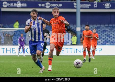 Sheffield, Großbritannien. September 2023. Brandon Williams (18), Verteidiger von Ipswich Town, kämpft am 16. September 2023 mit Callum Paterson (13), der am Sheffield Wednesday FC gegen Ipswich Town FC Sky Bet Championship im Hillsborough Stadium, Sheffield, Großbritannien, ausgetragen wurde Stockfoto