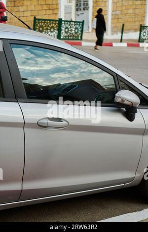 Ein Teil eines Autos auf der Straße Stockfoto