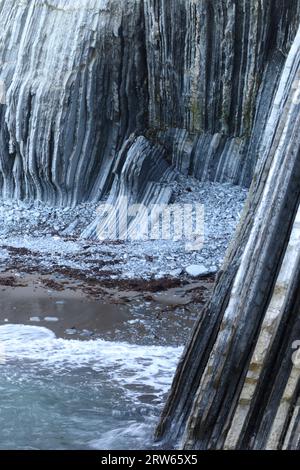 Wunderschöne und farbenfrohe Flysch-Formationen des UNESCO Global Geopark im Baskenland Stockfoto