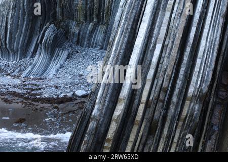 Wunderschöne und farbenfrohe Flysch-Formationen des UNESCO Global Geopark im Baskenland Stockfoto