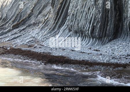 Wunderschöne und farbenfrohe Flysch-Formationen des UNESCO Global Geopark im Baskenland Stockfoto