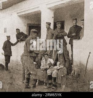 WWI = Deutsche Soldaten in Besetzung eines serbischen Bauernhauses im Gespräch mit den Besitzern.- Erster Weltkrieg = Deutsche Soldaten bei der Besetzung eines serbischen Bauernhauses im Gespräch mit den Besitzern.- Première Guerre mondiale = Soldats allemands occupant une ferme serbe discutant avec les propriétaires.- Stockfoto