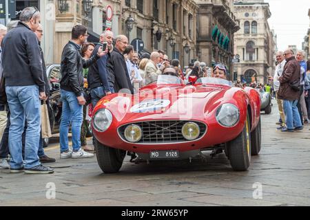 MAILAND, ITALIEN - 19. MAI 2018: Dies ist der Ferrari 857 auf der Retro-Parade von Mille Miglia Autos. Stockfoto