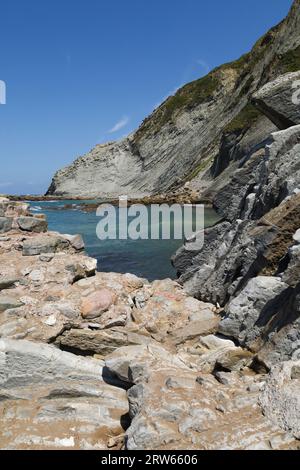 Wunderschöne und farbenfrohe Flysch-Formationen des UNESCO Global Geopark im Baskenland Stockfoto