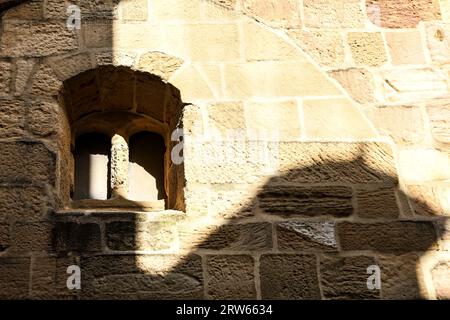 Erodiertes Sandsteinfenster mit Säule der Kirche San Salvador in Getaria, Spanien Stockfoto