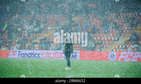 Madrid, Spanien. September 2023. MADRID, SPANIEN - 15. SEPTEMBER: Spieler in Aktion während des LaLiga EA Sports Match zwischen Rayo Vallecano und Deportivo Alaves im Estadio de Vallecas am 15. September 2023 in Madrid, Spanien (Credit Image: © PG/DAX via ZUMA Press Wire) NUR REDAKTIONELLER GEBRAUCH! Nicht für kommerzielle ZWECKE! Stockfoto