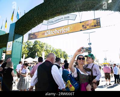 München, Deutschland. September 2023. Selfies auf dem Oktoberfest in München, 16. September 2023. Das 188. Oktoberfest, eines der größten Volksfeste Deutschlands, wurde hier am Samstag offiziell eröffnet. Es wird voraussichtlich am 3. Oktober abgeschlossen sein. Quelle: Zhang Fan/Xinhua/Alamy Live News Stockfoto