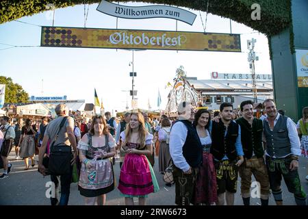 München, Deutschland. September 2023. Besucher besuchen das Oktoberfest am 16. September 2023 in München. Das 188. Oktoberfest, eines der größten Volksfeste Deutschlands, wurde hier am Samstag offiziell eröffnet. Es wird voraussichtlich am 3. Oktober abgeschlossen sein. Quelle: Zhang Fan/Xinhua/Alamy Live News Stockfoto