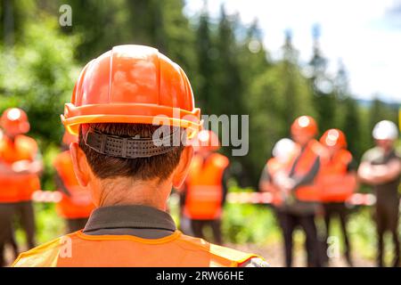 Gebäudekonzept. Ingenieure beim Bau der Baustelle. Baumeister. Helmbauer. Viele Bauarbeiter Helm. Team in Schutzhelm für die Arbeit. Arbeiter Stockfoto