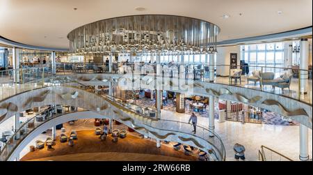 Panoramablick auf das Grand Atrium von P&O Arvia am Meer in der Biskaya am 29. August 2023 Stockfoto