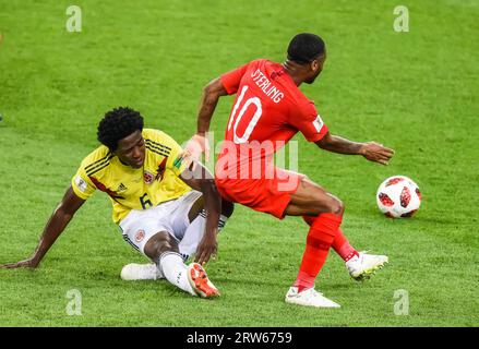 Moskau, Russland – 3. Juli 2018. Der englische Fußballnationalspieler Raheem Sterlin gegen den Kolumbien-Spieler Carlos Sanchez während der WM-Runde 2018 Stockfoto