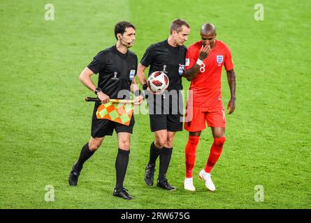 Moskau, Russland – 3. Juli 2018. Schiedsrichter Mark Geiger (USA) und Linesman Frank Anderson (USA) mit England-Flügelspieler Ashley Young während der Weltmeisterschaft 2018 in Roun Stockfoto