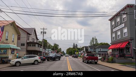 Gebäude und Verkehr entlang der Main Street in Bemus Point, New York, USA Stockfoto