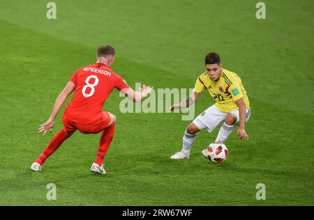 Moskau, Russland – 3. Juli 2018. Der kolumbianische Mittelfeldspieler Juan Quintero und der englische Mittelfeldspieler Jordan Henderson während der Weltmeisterschaft 2018 Stockfoto