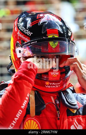 Singapur, Singapur. September 2023. Carlos Sainz Jr (ESP) Ferrari in der Startaufstellung. 17.09.2023. Formel-1-Weltmeisterschaft, Rd 16, Singapur Grand Prix, Marina Bay Street Circuit, Singapur, Renntag. Auf dem Foto sollte Folgendes stehen: XPB/Press Association Images. Quelle: XPB Images Ltd/Alamy Live News Stockfoto