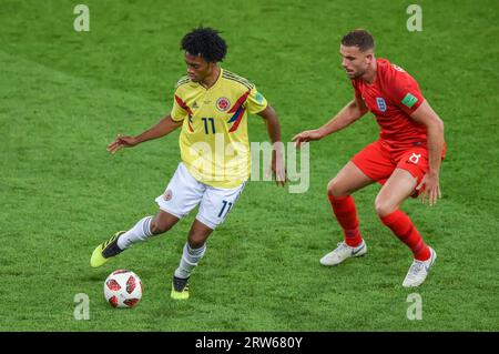 Moskau, Russland – 3. Juli 2018. Der kolumbianische Mittelfeldspieler Juan Cuadrado und der englische Mittelfeldspieler Jordan Henderson während der Weltmeisterschaft 2018 Stockfoto