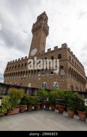 Der 95 m hohe mittelalterliche Turm des Torre di Arnolfo (Arnolfo-Turm) mit einer großen Gesichtsuhr ist Teil des Palazzo Vecchio (Rathaus) und des Museums i. Stockfoto