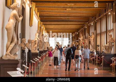 Im zweiten Stock einer langen Galerie römischer Statuen und Büsten römischer Kaiser in den Uffizien in Florenz in der Toskana. Stockfoto