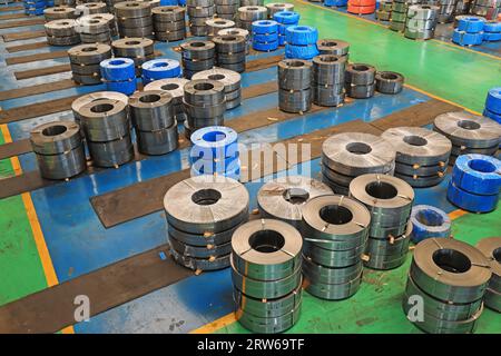 Die Stahlbandprodukte befinden sich in der Werkstatt in Nordchina Stockfoto