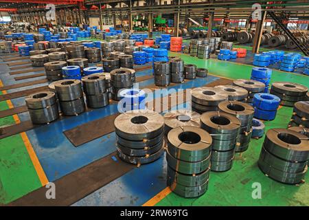 Die Stahlbandprodukte befinden sich in der Werkstatt in Nordchina Stockfoto