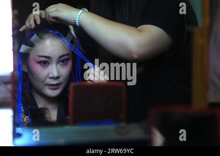 LUANNAN COUNTY, China - 11. August 2021: Eine Schauspielerin der Pekinger Oper macht sich Backstage, Nordchina Stockfoto