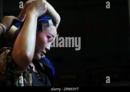 LUANNAN COUNTY, China - 11. August 2021: Eine Schauspielerin der Pekinger Oper macht sich Backstage, Nordchina Stockfoto