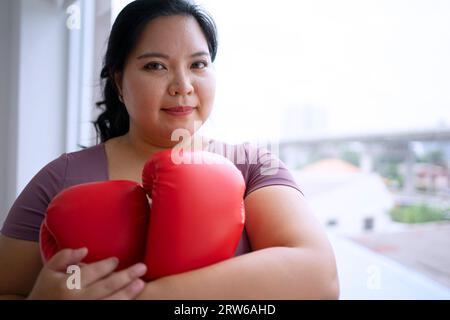 Plus-Größe für Frauen, die zu Hause trainieren. Gesundheits- und Lifestyle-Konzept. Stockfoto