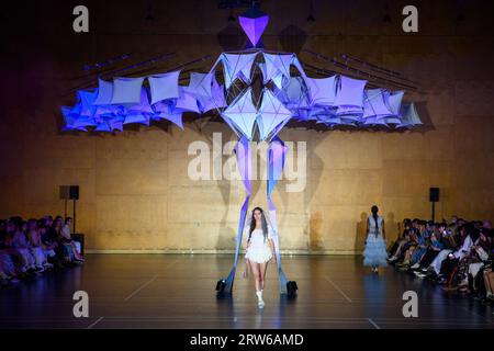 London, Großbritannien. 17. September 2023. Models auf dem Laufsteg während der Susan Fang Fashion Show, die im Little Venice Sports Centre im Rahmen der London Fashion Week stattfindet. Auf dem Foto sollte stehen: Matt Crossick/Empics/Alamy Live News Stockfoto