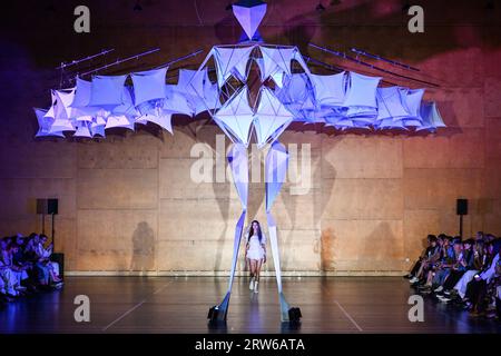 London, Großbritannien. 17. September 2023. Models auf dem Laufsteg während der Susan Fang Fashion Show, die im Little Venice Sports Centre im Rahmen der London Fashion Week stattfindet. Auf dem Foto sollte stehen: Matt Crossick/Empics/Alamy Live News Stockfoto