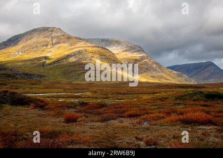 Berge rund um die Salka Mountain Hut auf dem Kungsleden Wanderweg im September, Lappland, Schweden Stockfoto