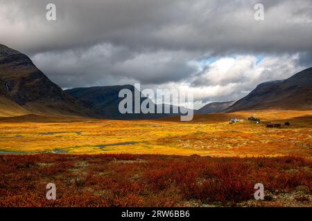 Schöne Herbstfarben auf den Bergen rund um die Salka Mountain Hut auf dem Kungsleden Wanderweg im September. Stockfoto